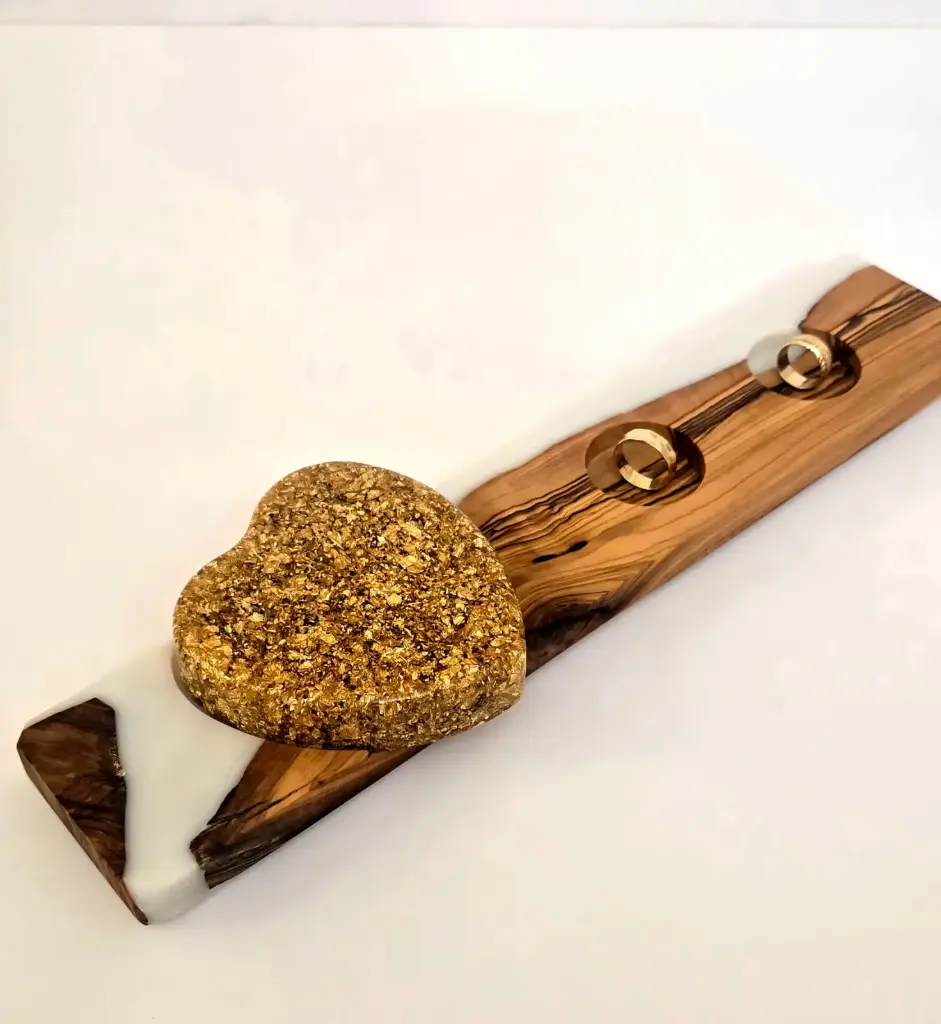 מעמד טבעות יוקרתי מעץ זית ואפוקסי זהב