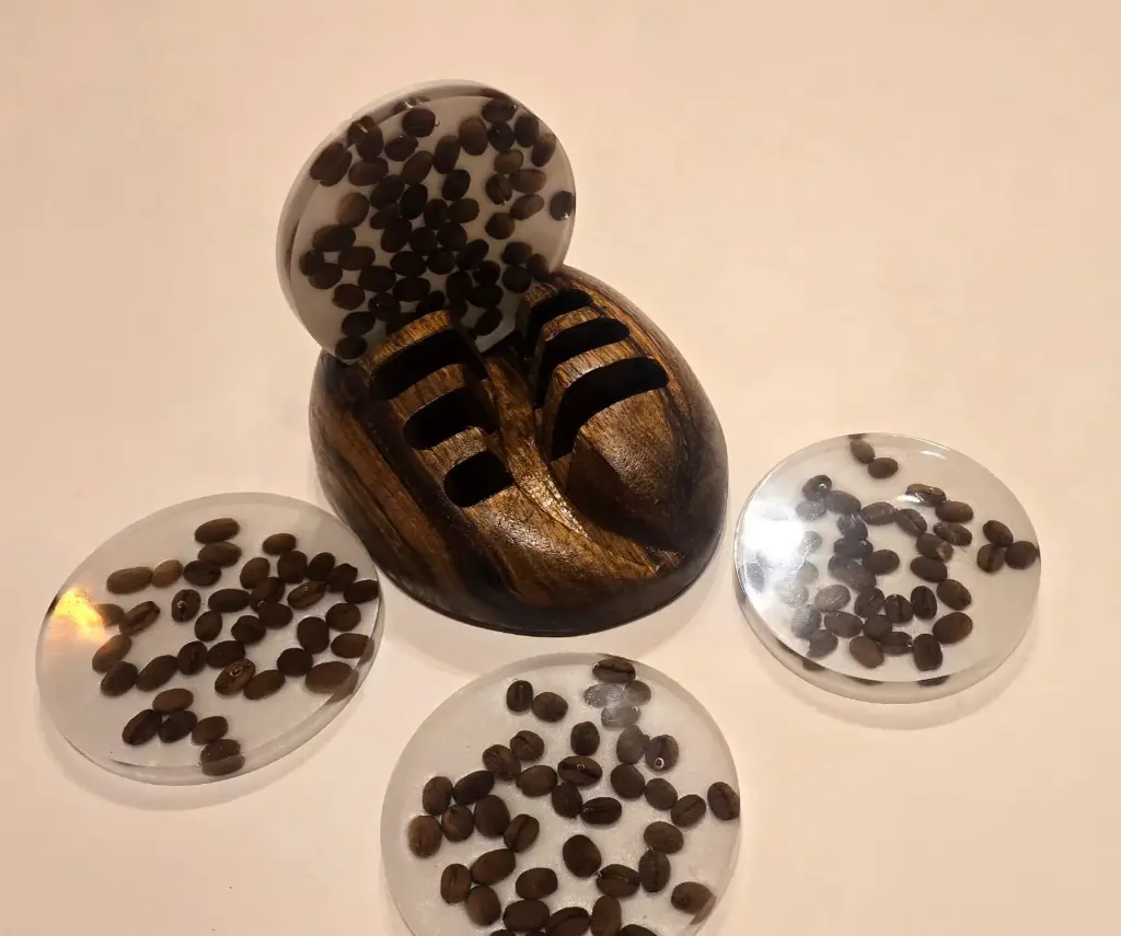 סט תחתיות מעוצב – עץ מלא בשילוב אפוקסי עם פולי קפה