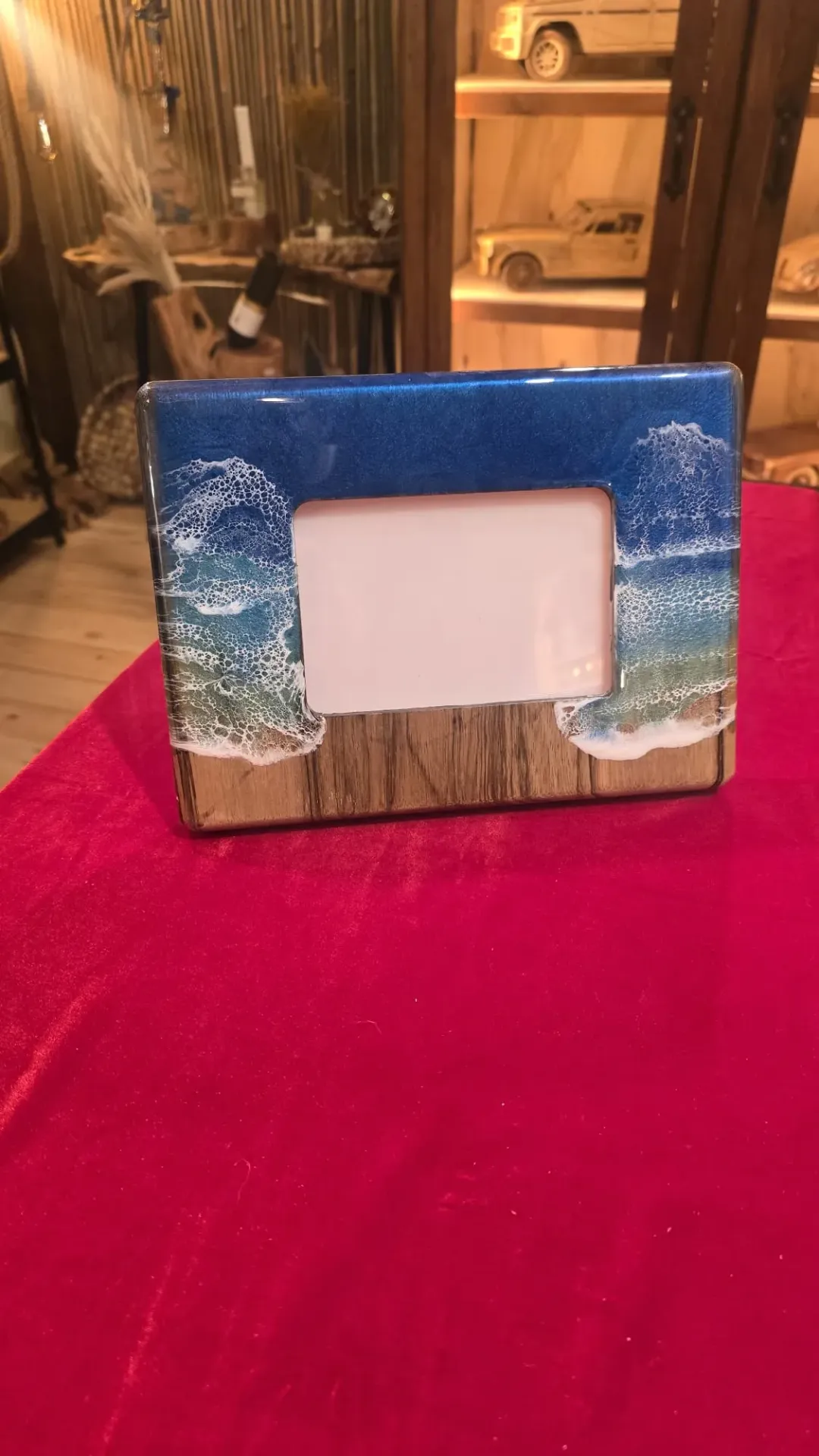 מסגרת עץ יוקרתית בשילוב אפוקסי – עבודת יד ייחודית