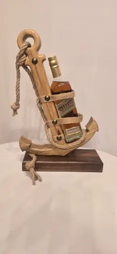 [מחזיק בקבוק בעיצוב עוגן – עבודת יד בעץ טבעי  יצירת עץ ייחודית ומרשימה בעיצוב עוגן ימי, עשויה בעבודת יד מוקפדת. המחזיק משלב עץ מלא, חבל דקורטיבי ואומנות נגרות מדויקת – פריט מושלם ליוקרה וסגנון.  ✔ מתאים לוויסקי, יין ומשקאות אלכוהוליים שונים ✔ יציב, איכותי ומעוצב לפרטים הקטנים ✔ מתנה מושלמת לימאים, אספנים ואוהבי עיצוב ✔ עבודת יד ישראלית – Eli Wood Art  הפריט מוסיף נוכחות וסגנון לכל בית, משרד או בר.] מחזיק בקבוק בעיצוב עוגן