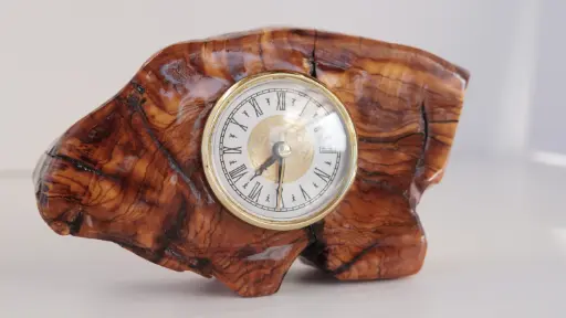 שעון מעץ זית בעבודת יד עם ציפוי אפוקסי